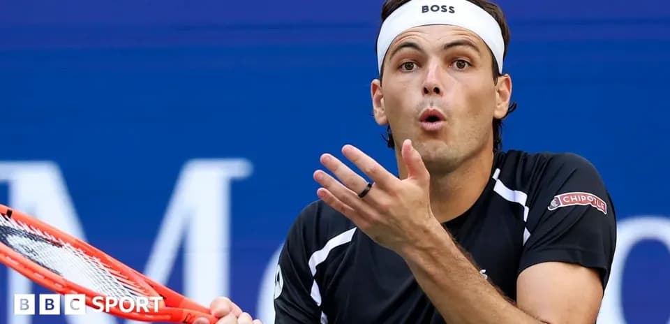 Jugador de tenis realizando un gesto durante el partido