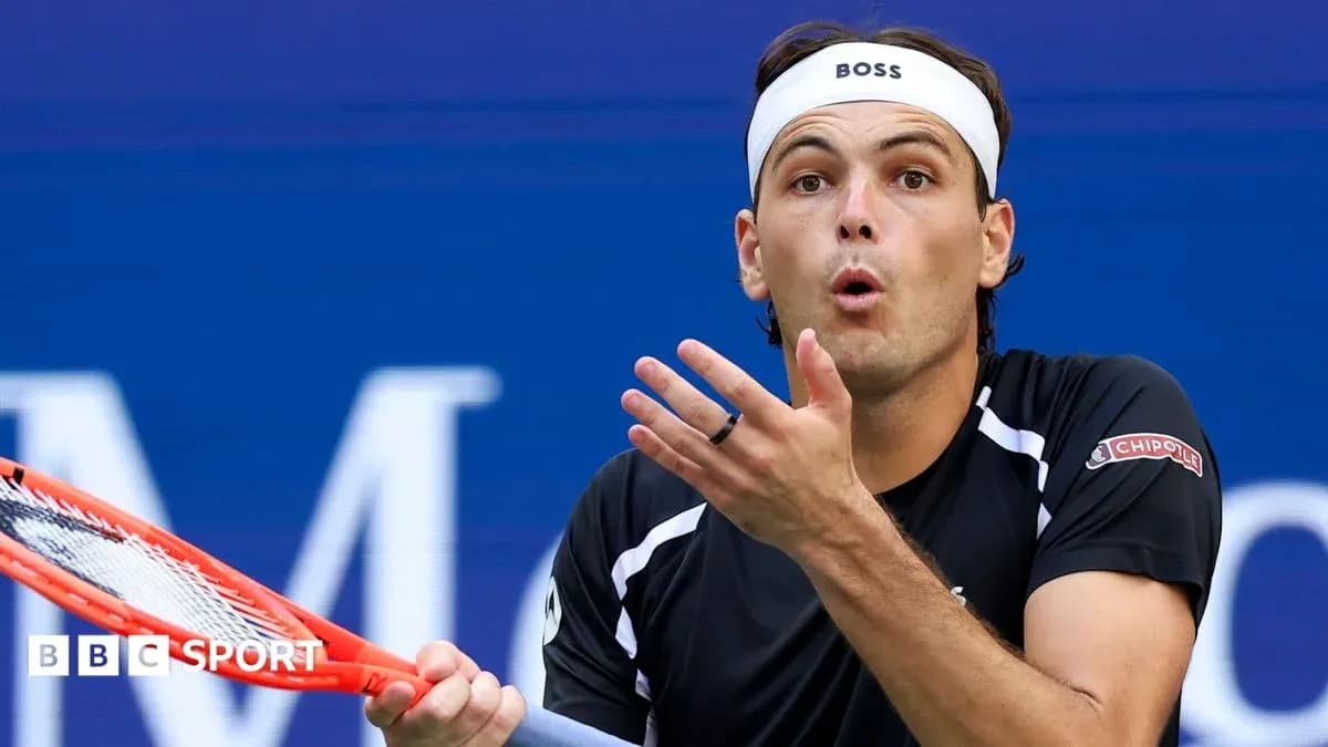 Jugador de tenis realizando un gesto durante el partido