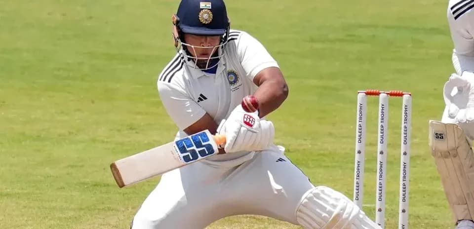Bateador golpeando la pelota en un partido de cricket