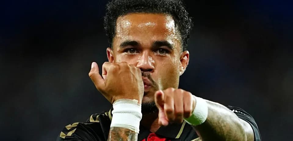 Jugador señalando hacia la cámara en el campo