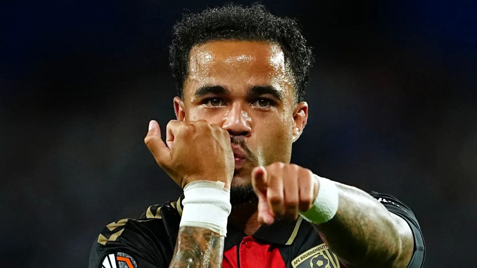Jugador señalando hacia la cámara en el campo