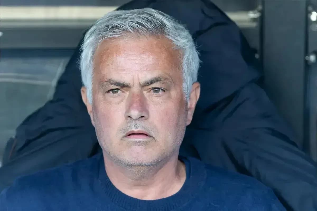 Entrenador sentado en el banquillo durante el partido