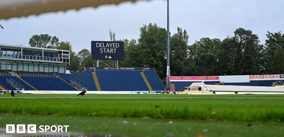 Pantalla que indica inicio retrasado en el estadio