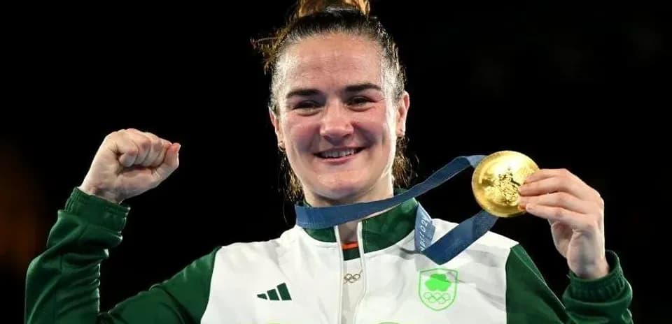 Atleta de Irlanda sosteniendo medalla de oro