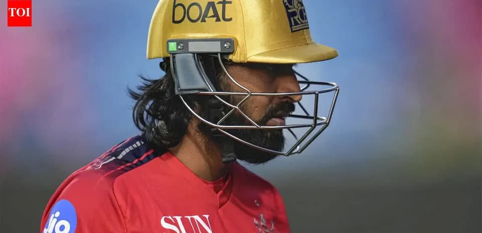 Jugador de cricket con casco dorado y uniforme rojo