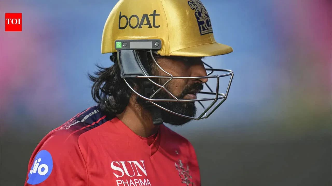 Jugador de cricket con casco dorado y uniforme rojo