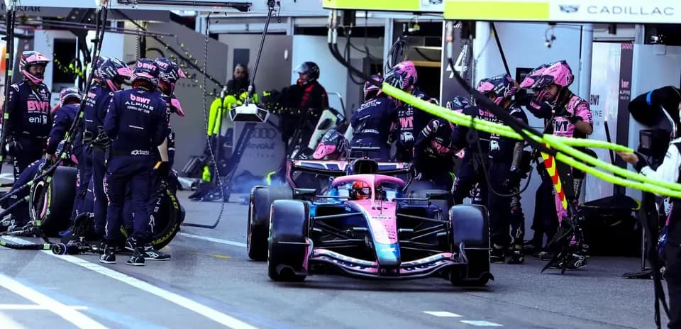 Pit stop of Alpine F1 team during race