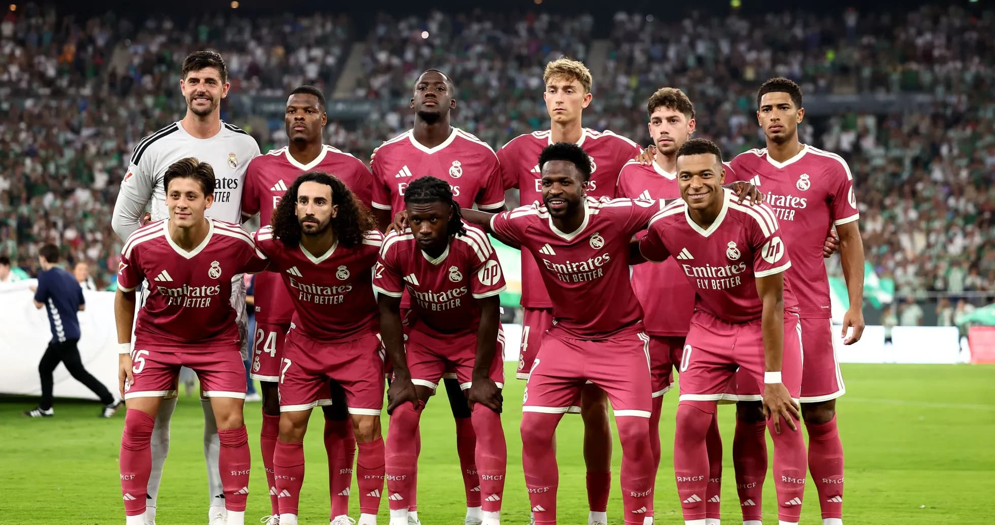 Jugadores de Real Madrid posando en el campo