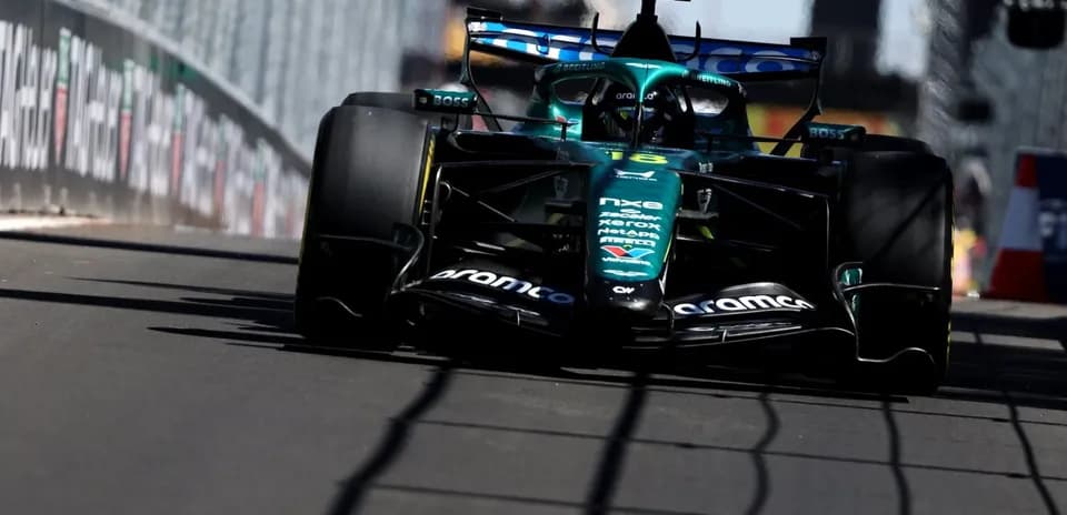 Coche de Fórmula 1 en circuito urbano durante carrera