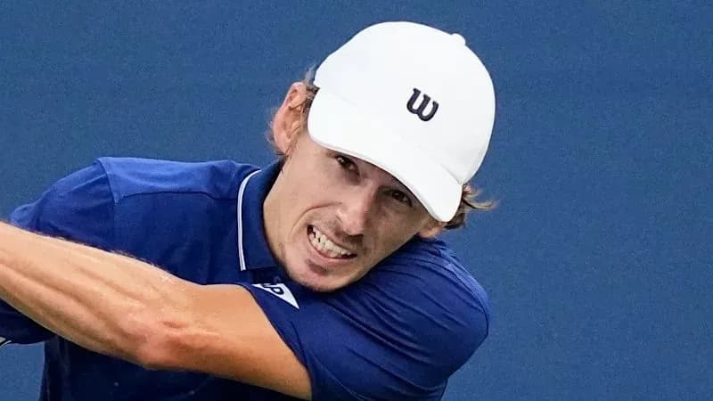 Jugador de tenis golpeando la pelota en partido