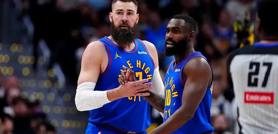 Jugadores de Denver Nuggets discutiendo en la cancha