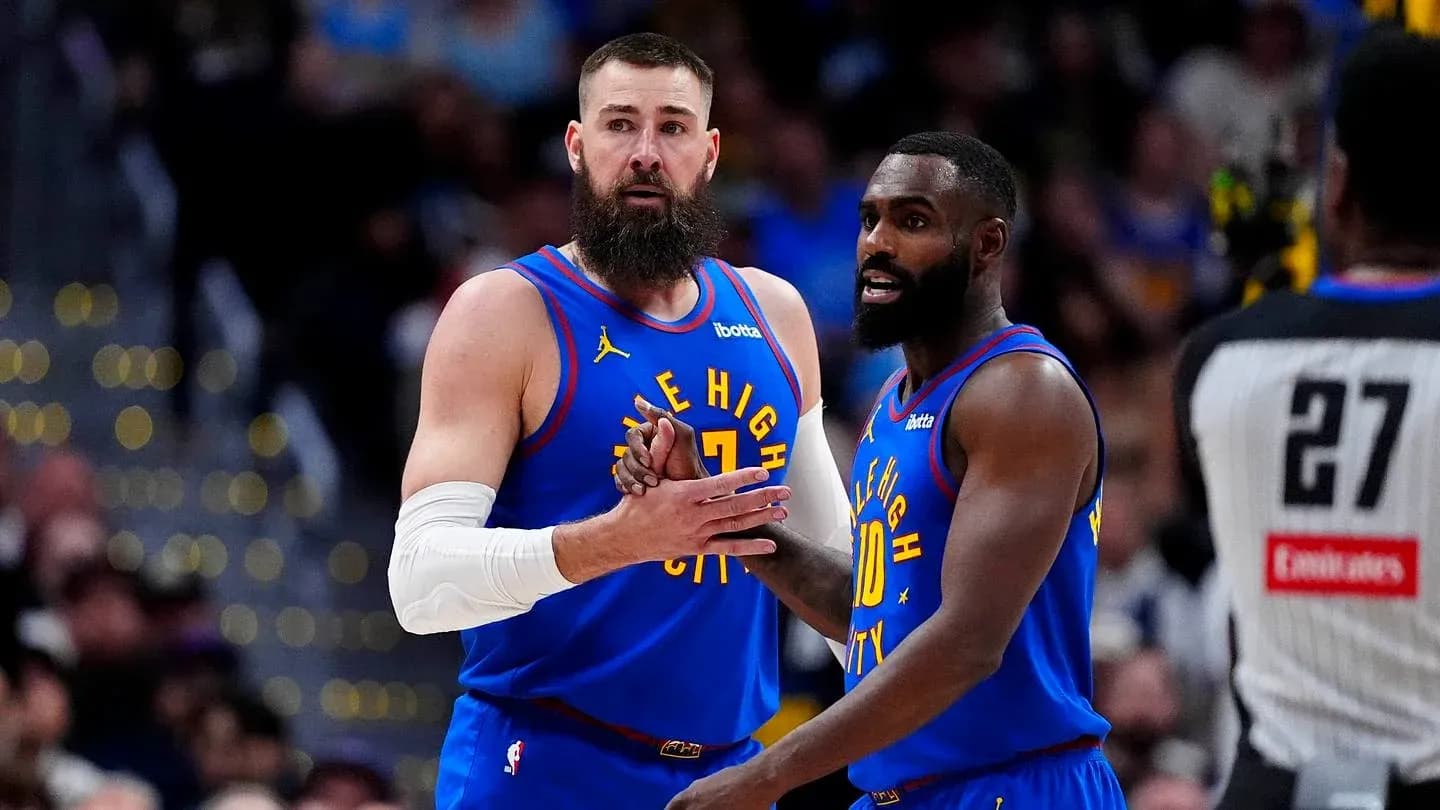 Jugadores de Denver Nuggets discutiendo en la cancha