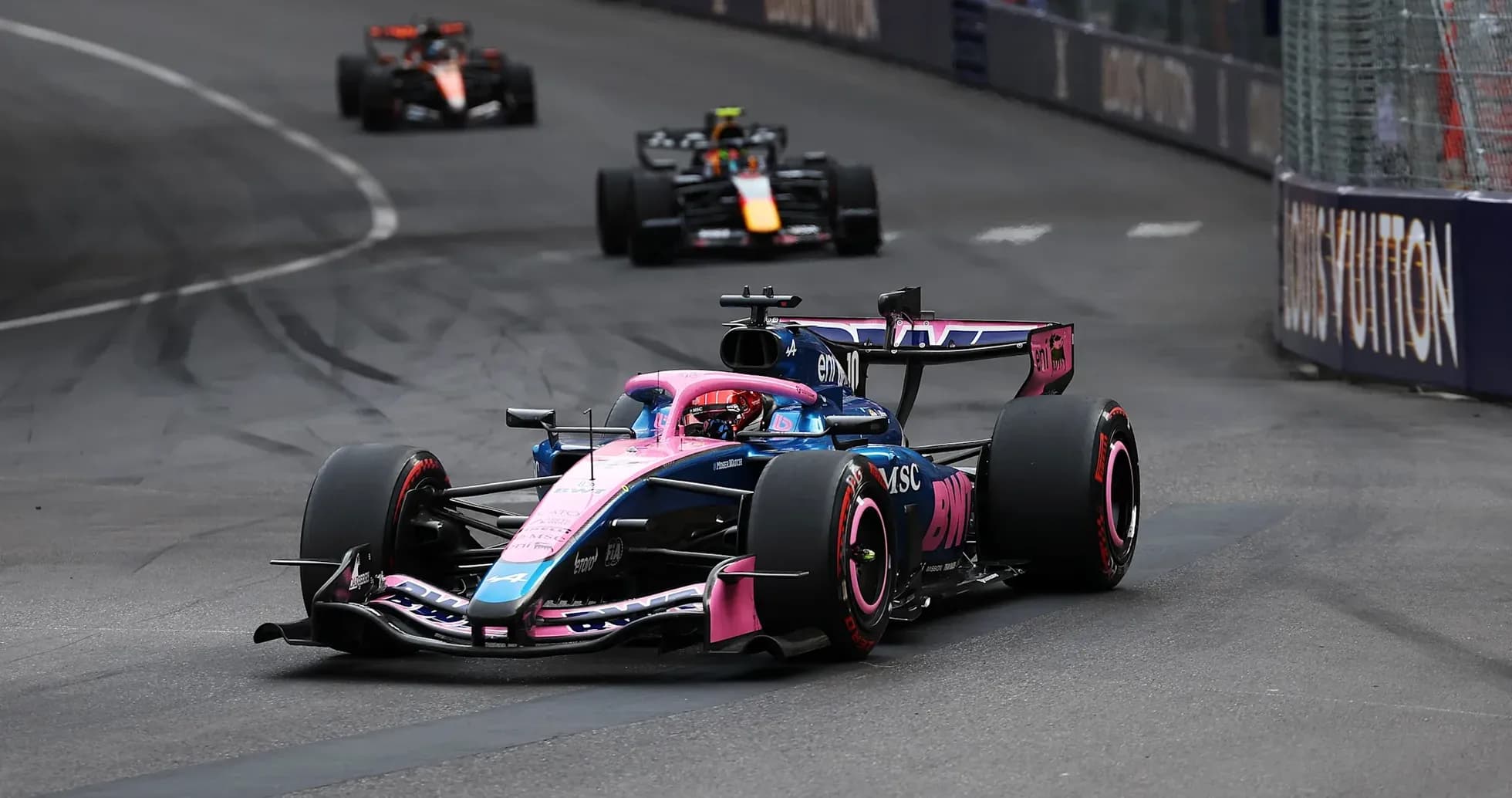 Coche de Fórmula 1 en curva durante carrera