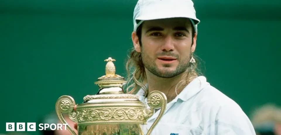 Jugador sosteniendo trofeo de Wimbledon en el podio