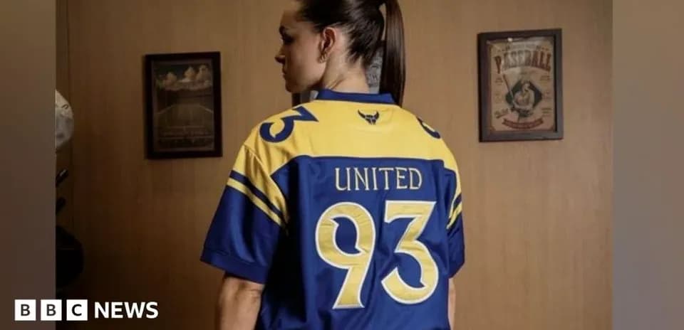Persona con camiseta de equipo, número 93, United