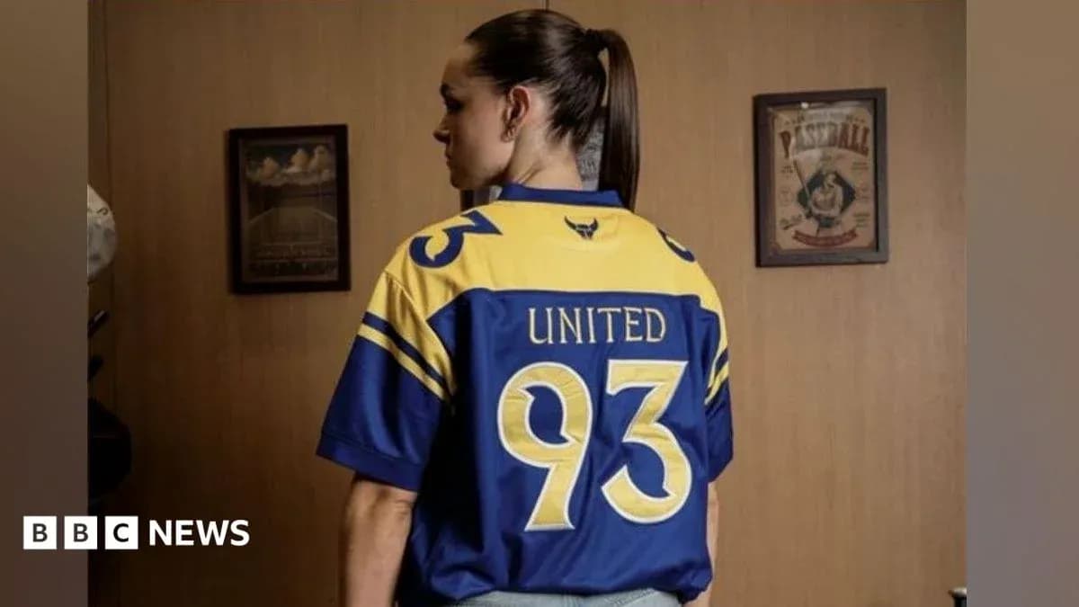 Persona con camiseta de equipo, número 93, United