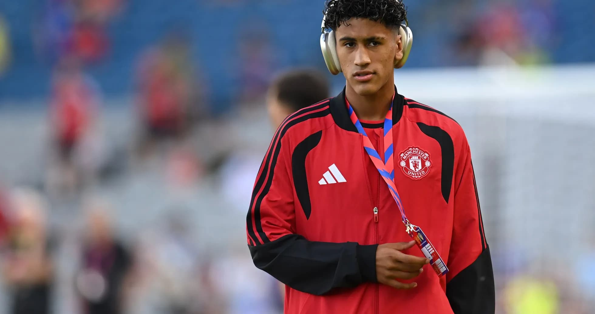 Jugador de Manchester United con auriculares en el campo