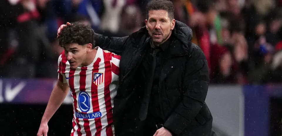 Entrenador apoyando a jugador durante el partido
