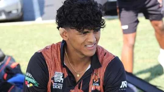 Jugador sentado en el campo durante entrenamiento