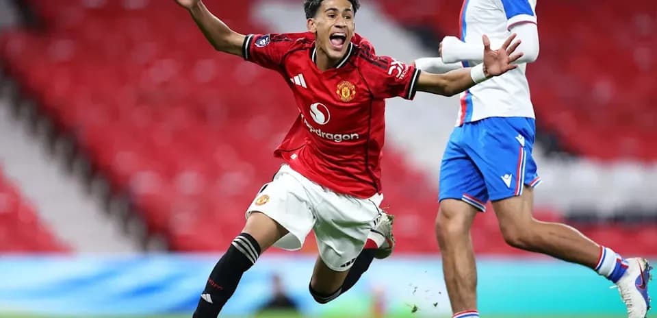 Jugador de Manchester United celebrando un gol en el campo