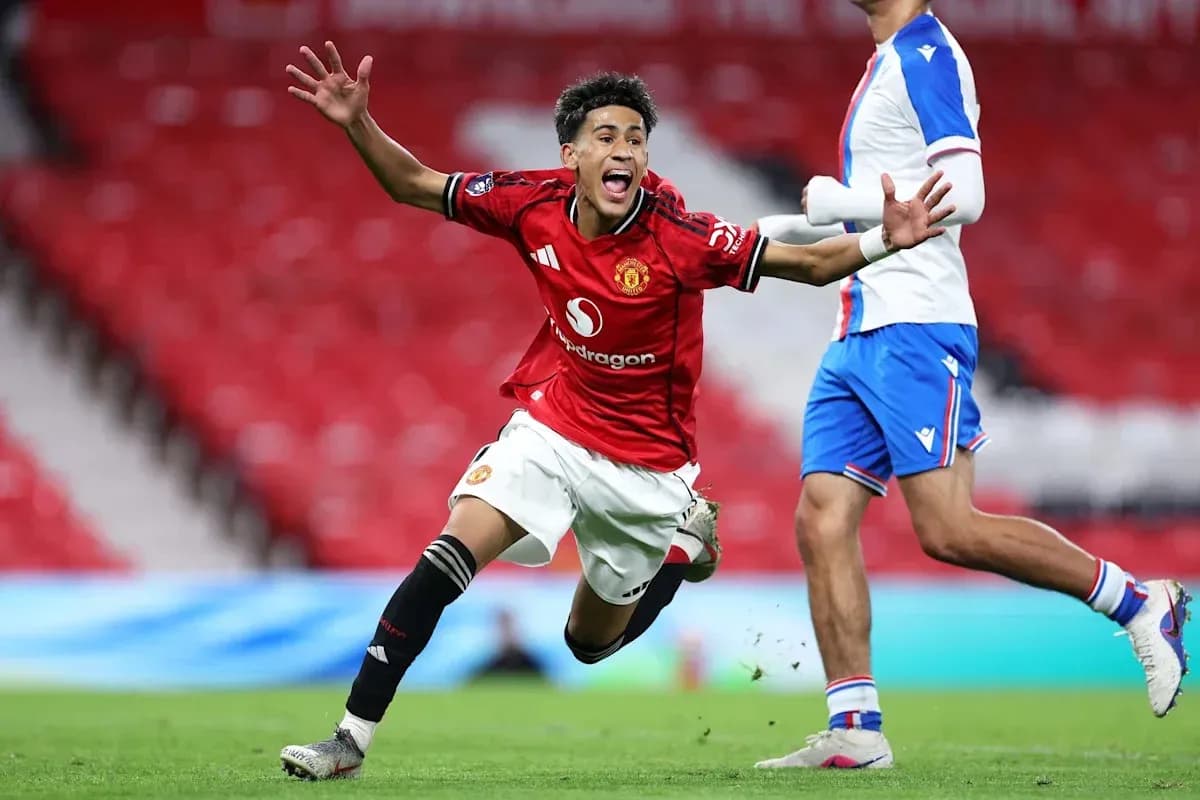 Jugador de Manchester United celebrando un gol en el campo