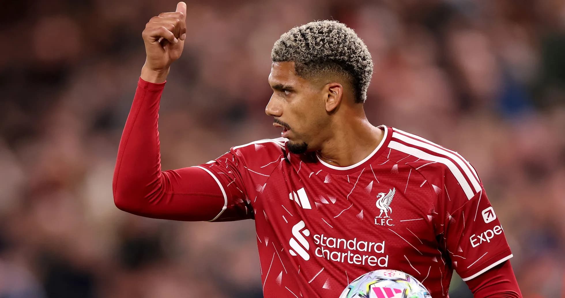Jugador de Liverpool señalando durante el partido