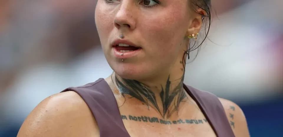 Jugadora de tenis con tatuajes y piercings