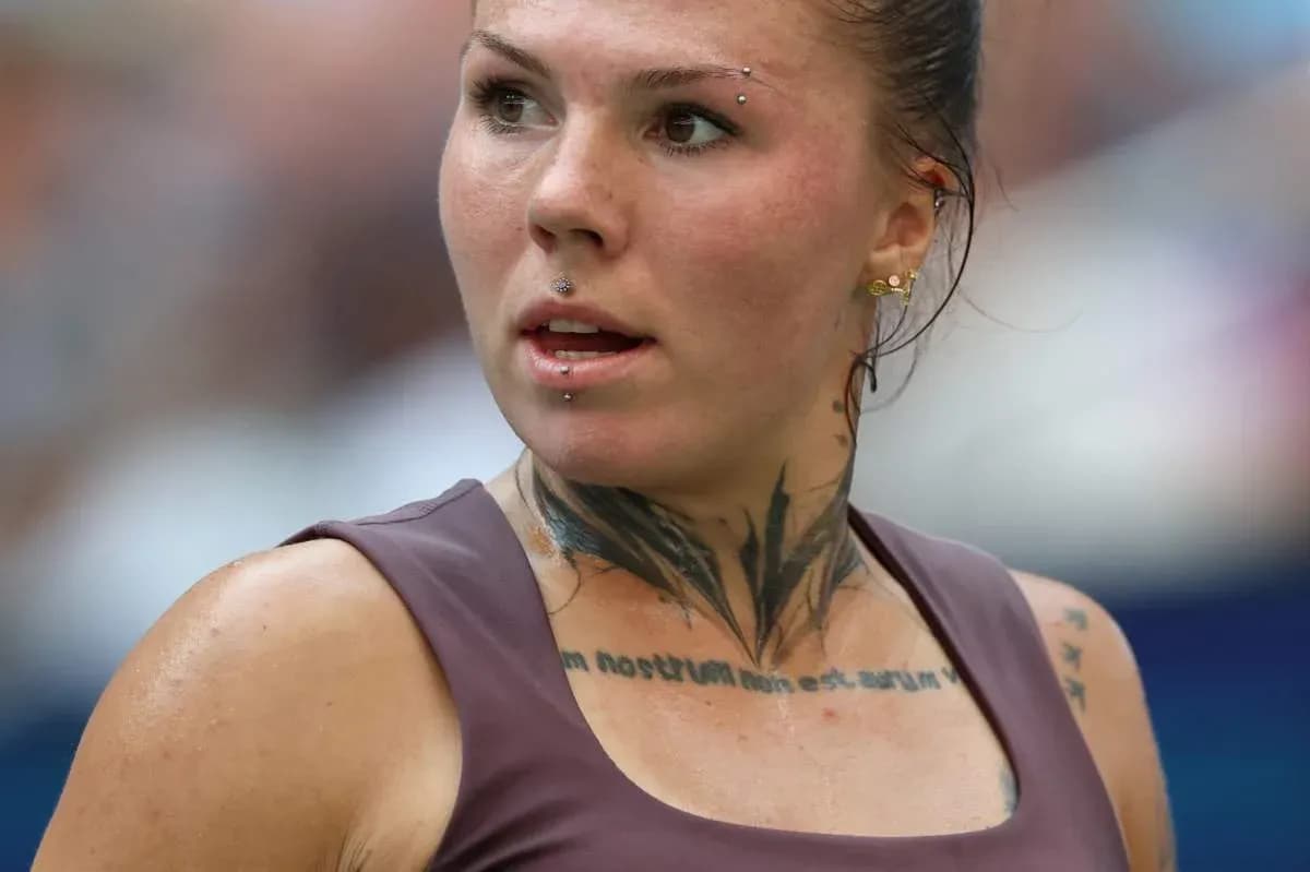 Jugadora de tenis con tatuajes y piercings