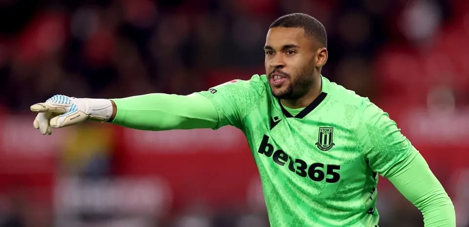 Portero de Stoke City dirigiendo a su equipo en el campo