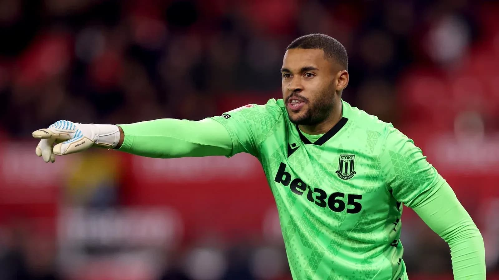 Portero de Stoke City dirigiendo a su equipo en el campo