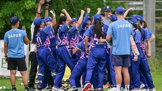 Equipo de Japón celebrando una victoria en cricket