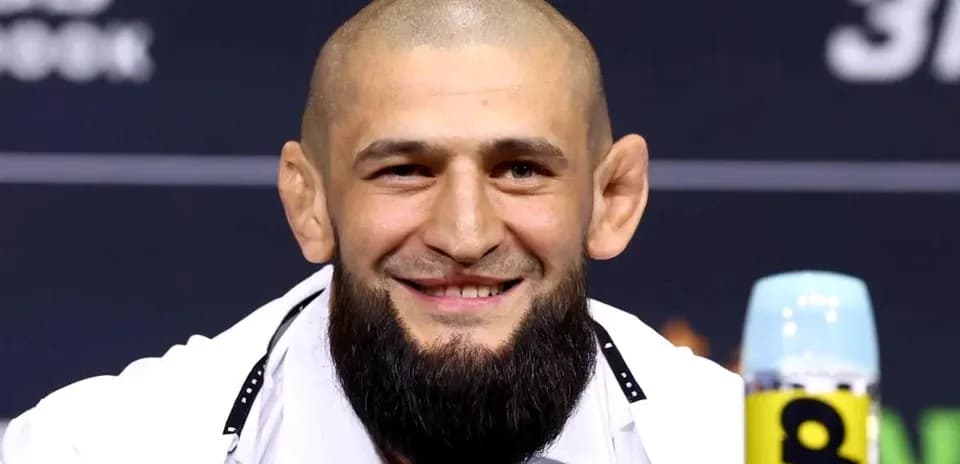 Luchador sonriente en conferencia de prensa
