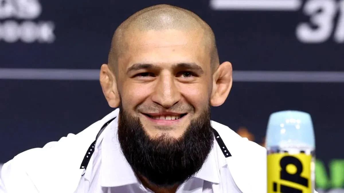 Luchador sonriente en conferencia de prensa