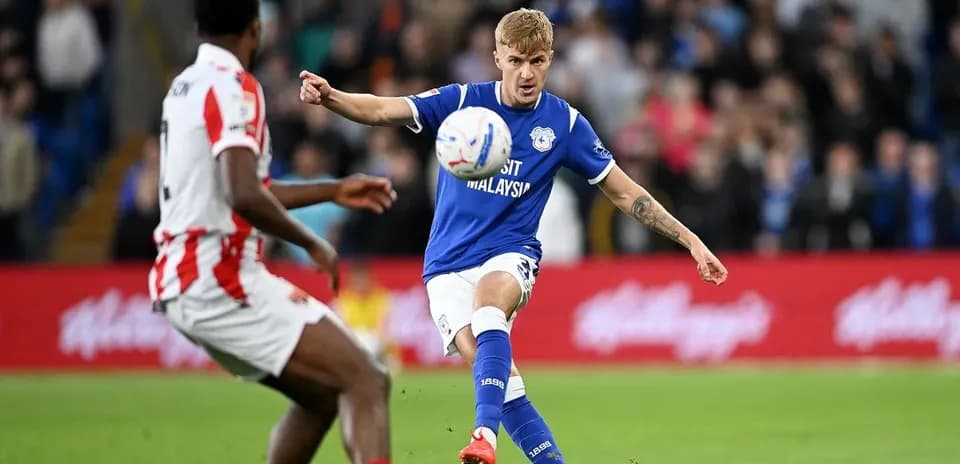 Jugador de Cardiff City pasa el balón durante el partido