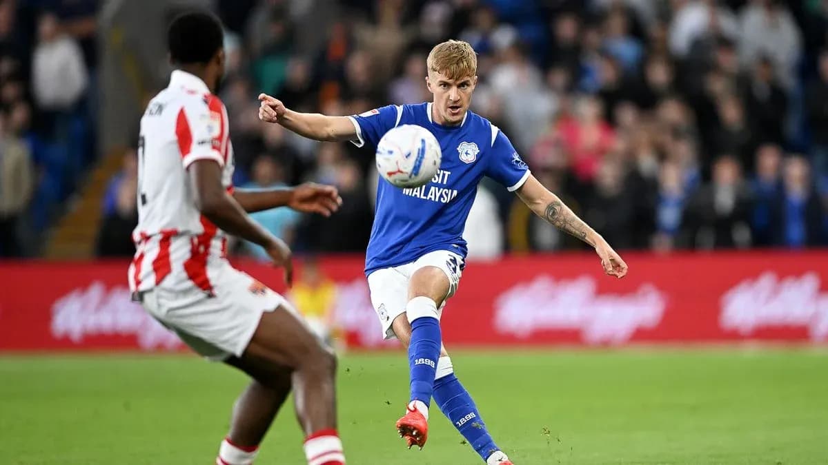 Jugador de Cardiff City pasa el balón durante el partido
