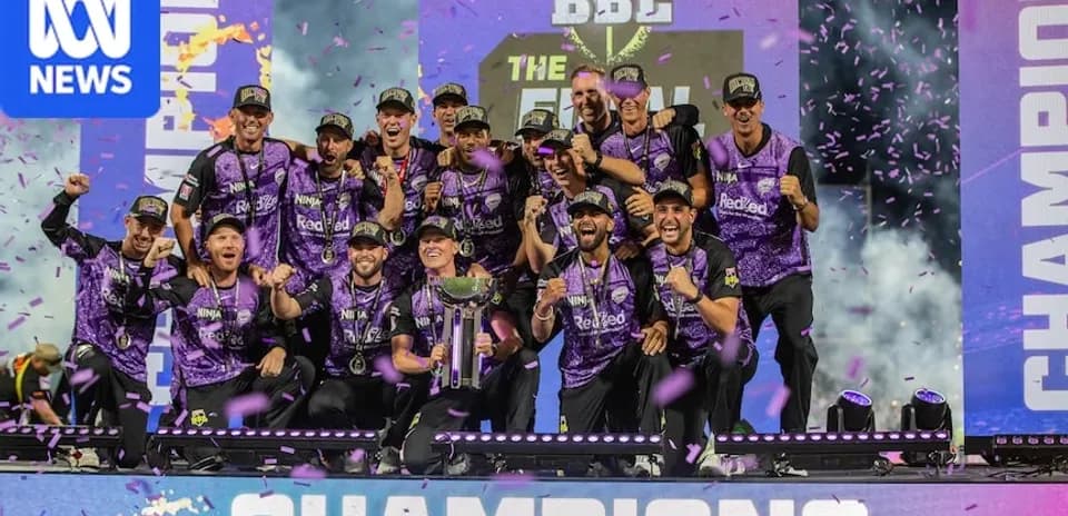 Equipo celebrando como campeones en el escenario