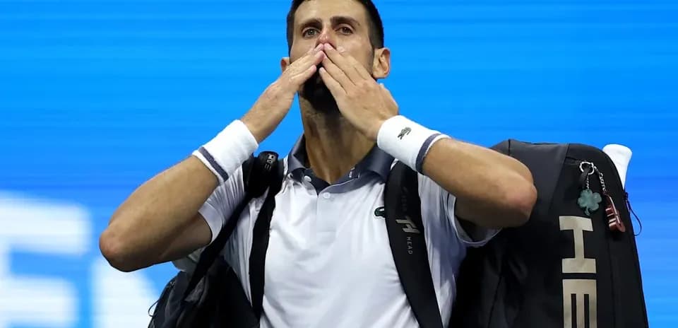 Novak Djokovic saludando al público después del partido