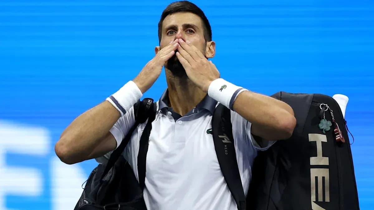 Novak Djokovic saludando al público después del partido