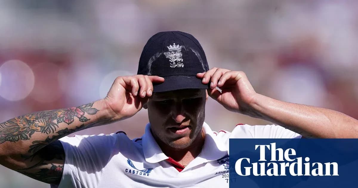 Jugador de cricket ajustando su gorra en el campo