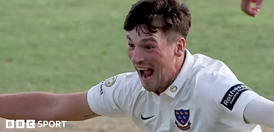 Jugador de cricket celebrando una victoria en el campo