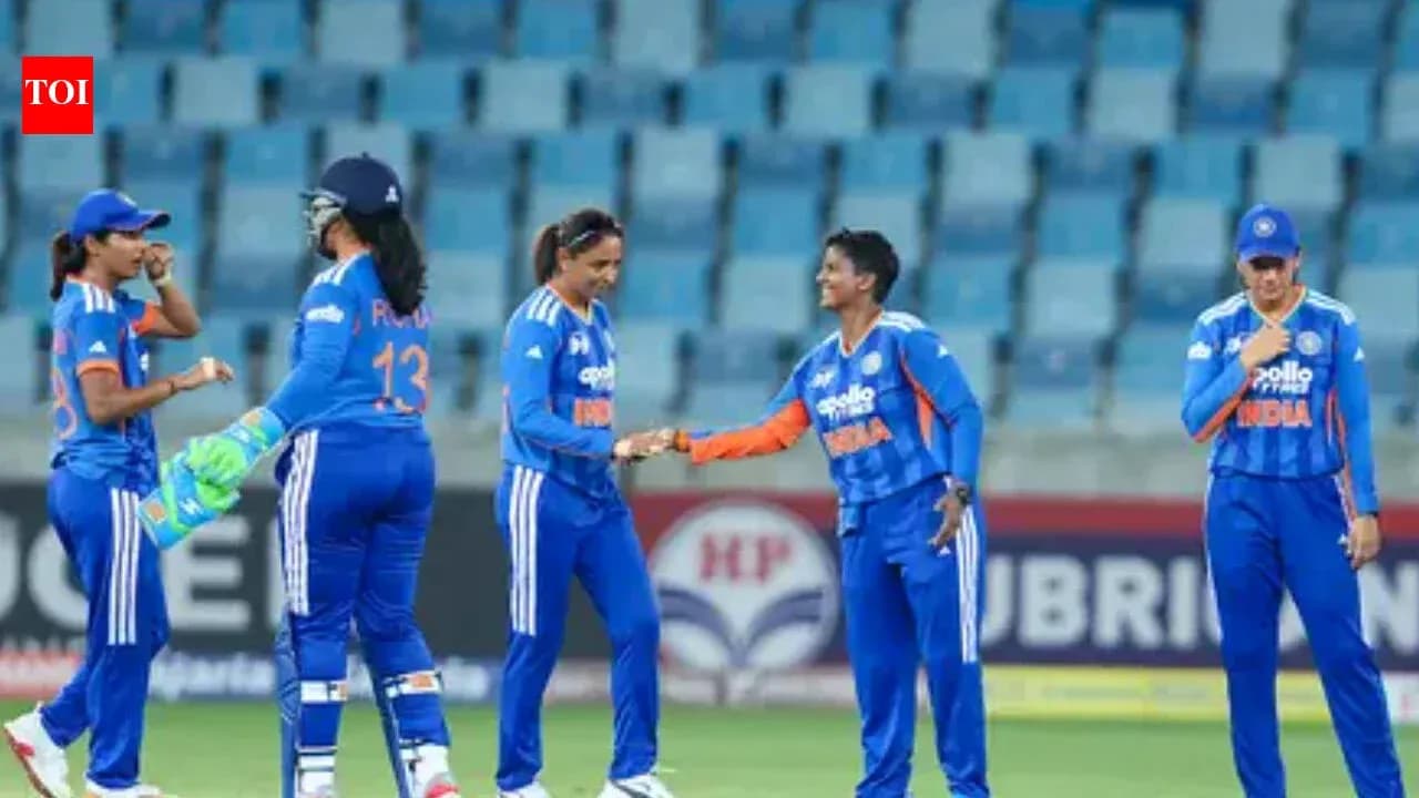 Jugadoras de cricket de India celebrando en el campo