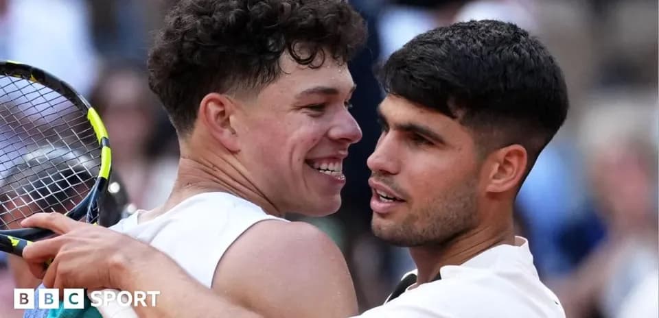 Jugadores celebrando después de un partido de tenis