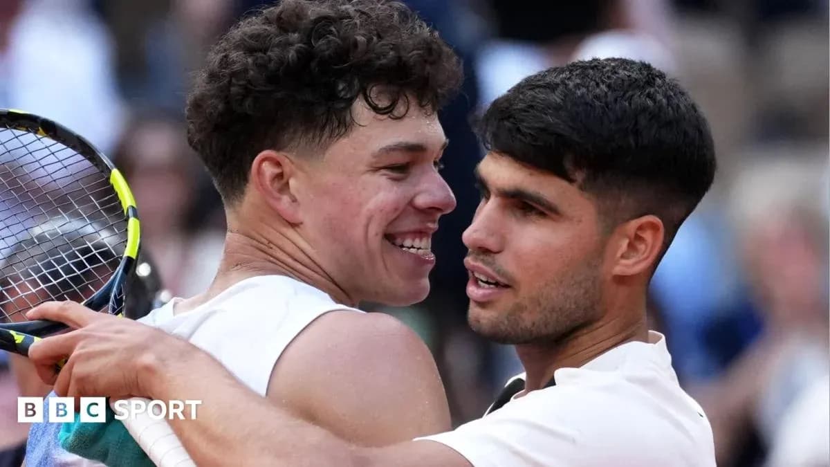 Jugadores celebrando después de un partido de tenis
