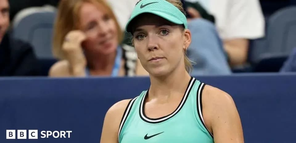 Jugadora de tenis en un partido con público detrás