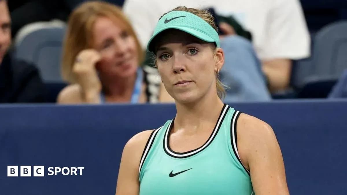Jugadora de tenis en un partido con público detrás