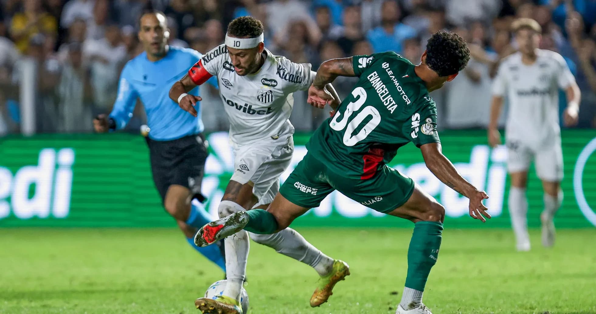 Jugador de Santos driblando a defensa rival en partido