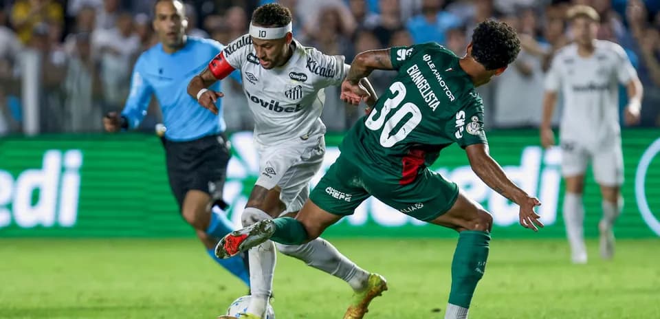 Jugador de Santos driblando a defensa rival en partido
