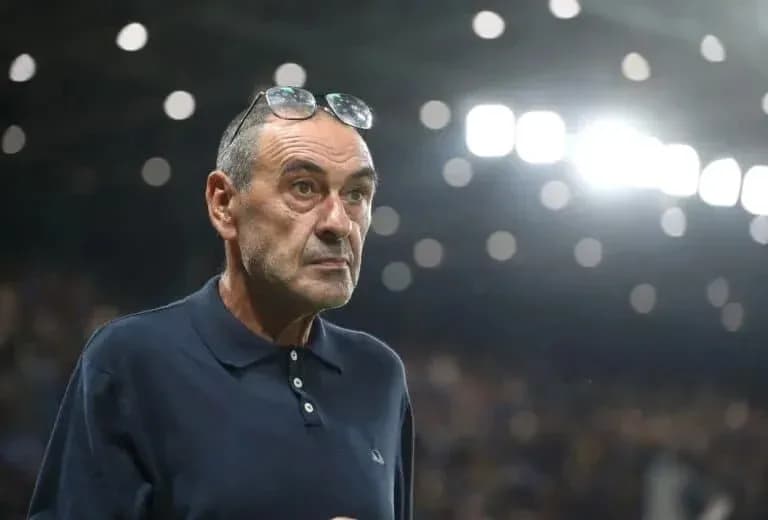 Entrenador observando el partido desde la línea lateral