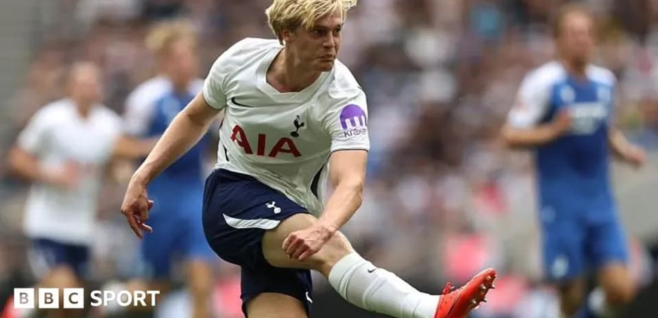 Jugador de Tottenham chutando el balón en el partido