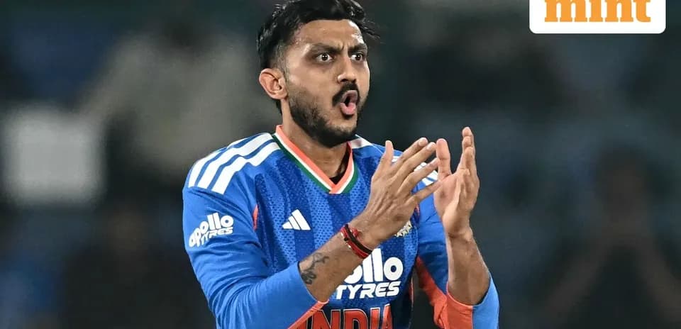 Jugador aplaudiendo durante un partido de cricket